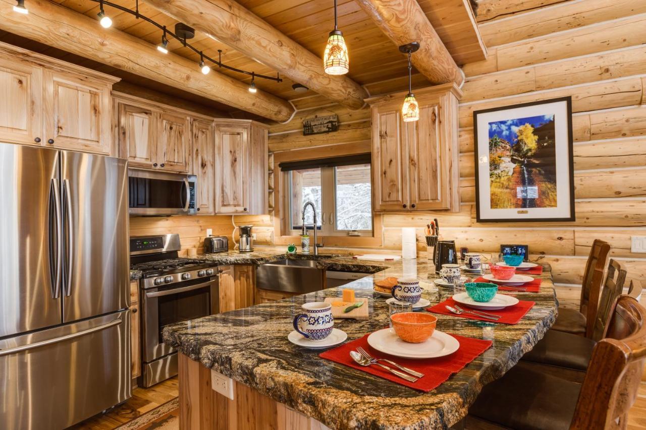 Lumberjack Lodge By Kabino Hot Tub Fire Pit Satellite Wifi Grill Large Porch Island Park Extérieur photo