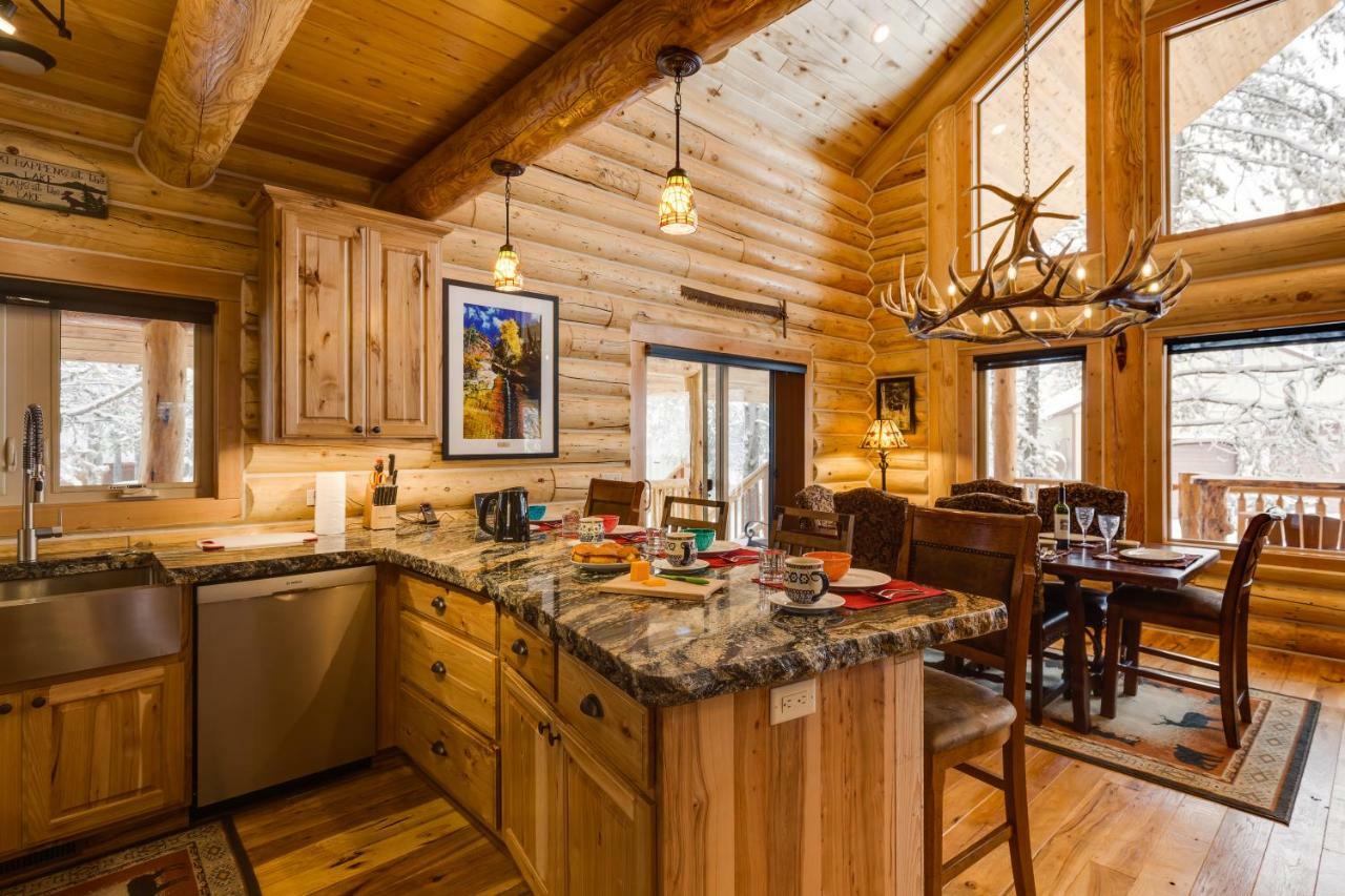 Lumberjack Lodge By Kabino Hot Tub Fire Pit Satellite Wifi Grill Large Porch Island Park Extérieur photo